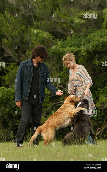 shakira-y-su-novio-antonio-de-la-rua-paseando-sus-perros-en-punta-del-este-punta-del-este-uruguay-20-12-09-c2a343.jpg