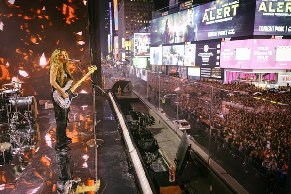 27.03.24
What a party last night at Times Square! 40,000 of you! Thanks to my wolfpack for always showing up! Auuuuuuuuuu ❤️💋🐺 #ShakiraTSX #LMYNL 

https://www.youtube.com/watch?v=l3bxt6r3zq8

