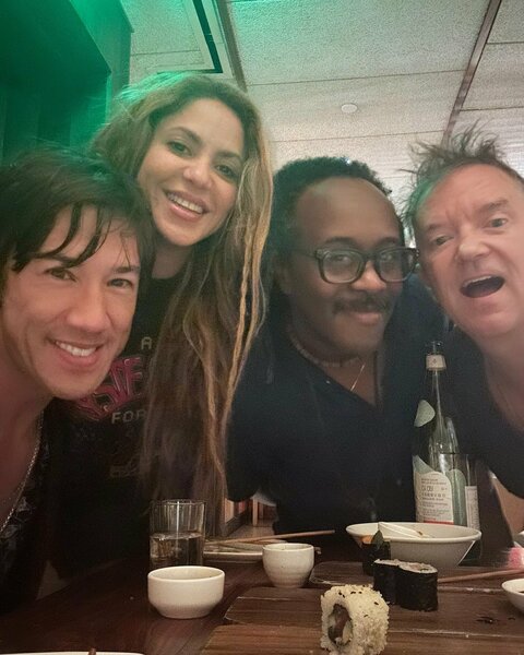 Avec ses musiciens Brendan, Albert et Tim
