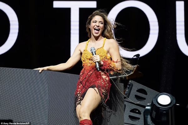 83582883-13303695-In_between_singing_lyrics_Shakira_flashed_a_big_smile_on_her_fac-a-242_1712989375694_copie.jpg