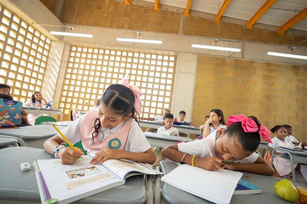 19.05.2024
Hoy inauguramos nuestro colegio número 19 
@fpiesdescalzos
 en Villas de Aranjuez, Cartagena donde 900 niños podrán acceder por fin a una educación de calidad! Muy agradecida con todos los que han hecho esto posible para nuestros niños y niñas de Colombia. Seguimos y juntos vamos por más! 
💛💙❤️
Gracias 
@Patricia_FPD
 
@MariaEmmaMejiaV
 por liderar este proyecto que empezamos a soñar en 2017
