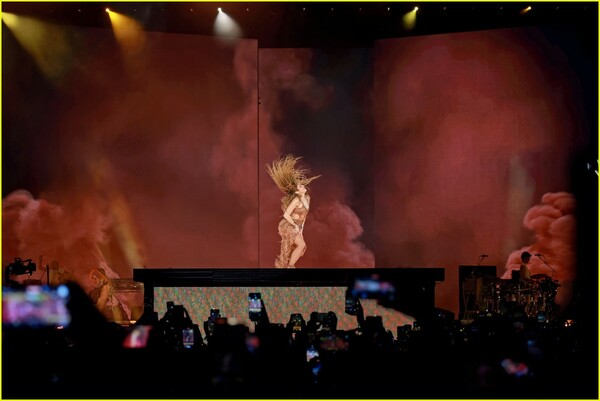 shakira-concert-colombia-66.jpg