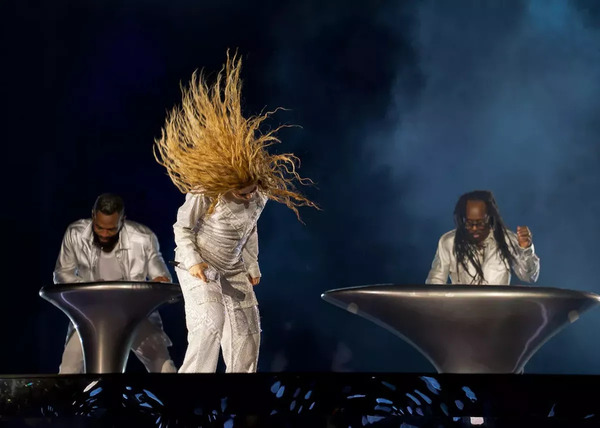 shakira_performance-2.jpg