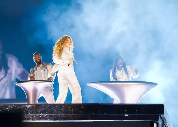 shakira_performance-3.jpg