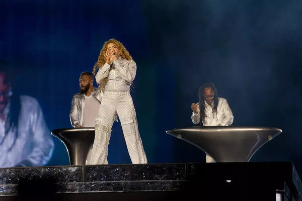 shakira_performance-4.jpg