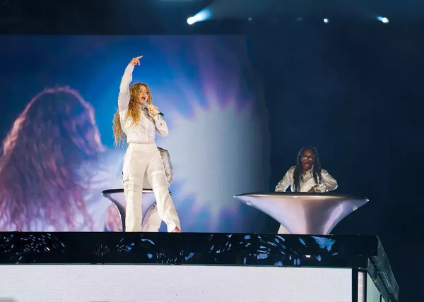 shakira_performance-5.jpg
