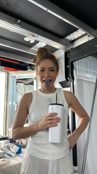 14.02.2025
Todo el show con la lengua azul!! Y me di cuenta al final!
