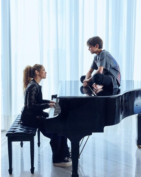 11.05.2025
1. This song goes to all mothers who give “all of them” ❤️
2. 🤍🎹
3. 🥰
4. 🐺💕
5. With my friend Claudia. Sending love to all the single mothers who, despite the challenges, keep moving forward for their children! 💕
