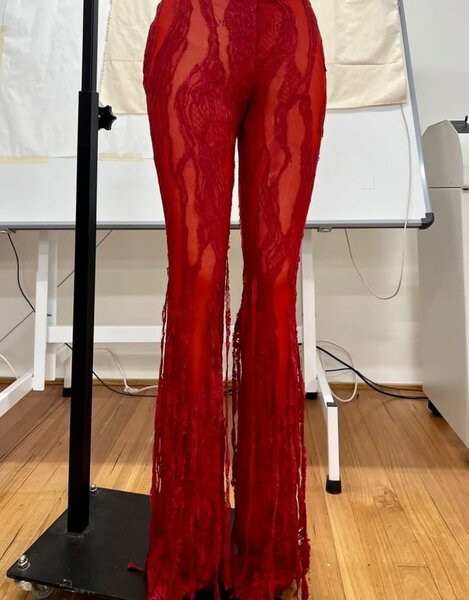 Pantalon créé par Caroline Reznik porté pour les titres "Pies Descalzos, Sueños Blancos", "Antología", "Poem To A Horse", "Objection (Tango)", "Whenever Wherever"
