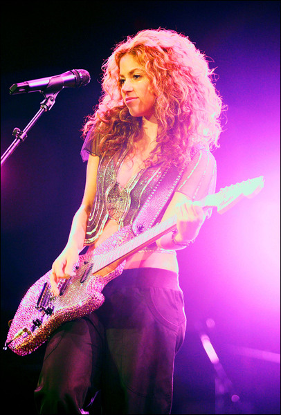 45689_shakira_liveconcert06_122_581lo.jpg