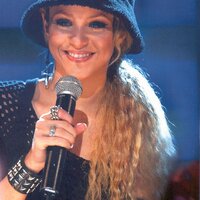 Shakira_-_Top_of_the_Pops_28June_200229.jpg