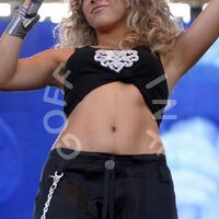 shakira_050702_02.jpg