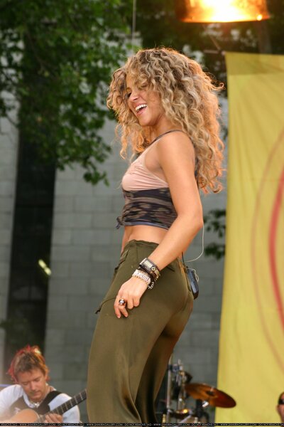 xl_Shakira_CF10.jpg