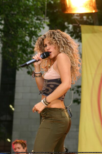 xl_Shakira_CF11.jpg