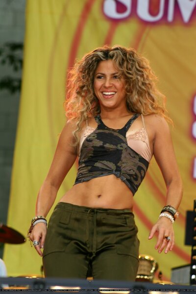 xl_Shakira_CF15.jpg