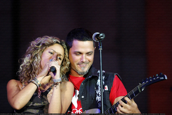 tag_rtrlive901006.jpg