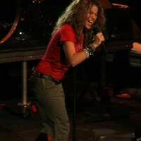 shakira_051216_08.jpg