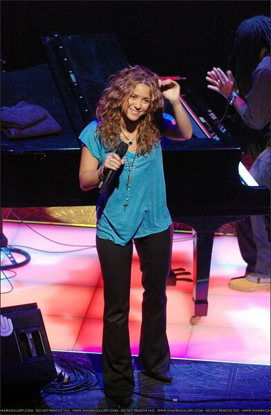 SHAKIRA032306_010~0.JPG