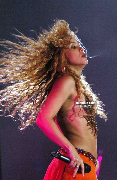 shakira-abudhabi002.jpg