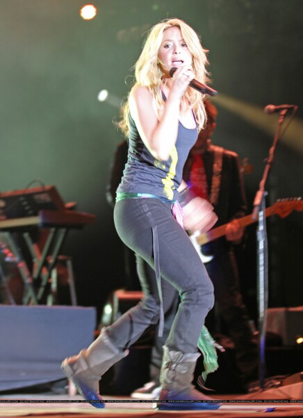 FP_5104035_TEC_Shakira_052910.jpg