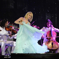 SHAKIRA_PERFORMING_281229~0.jpg