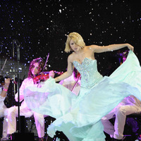 SHAKIRA_PERFORMING_281429~0.jpg