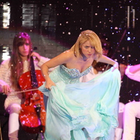 SHAKIRA_PERFORMING_28229~0.jpg