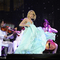 SHAKIRA_PERFORMING_282829~0.jpg