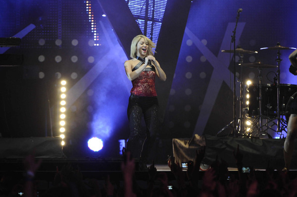 SHAKIRA_PERFORMING_281929.jpg