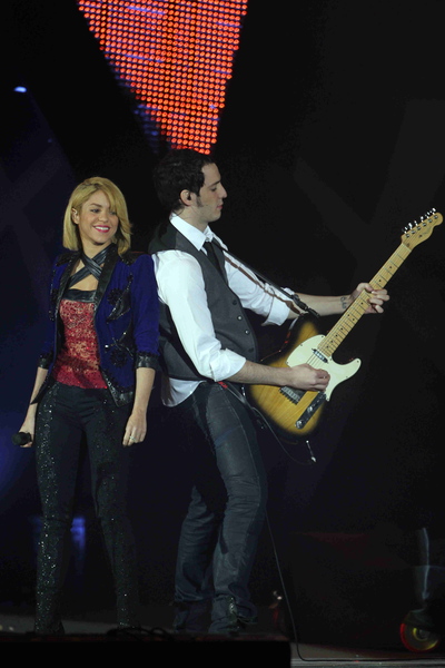 SHAKIRA_PERFORMING_28529.jpg