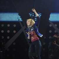 SHAKIRA_PERFORMING_281829.jpg