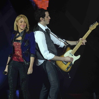 SHAKIRA_PERFORMING_28529.jpg