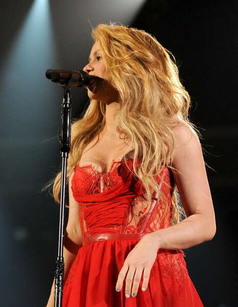 Shakira--2014-Academy-of-Country-Music-Awards--13~0.jpg