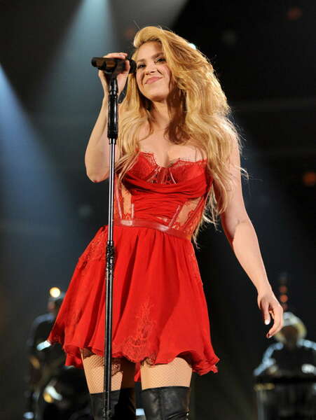 Shakira--2014-Academy-of-Country-Music-Awards--19~0.jpg