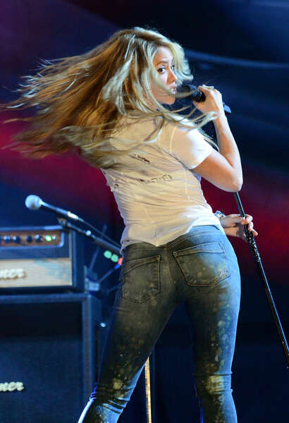 Shakira_-KIIS-FM-2014-Wango-Tango--40.jpg