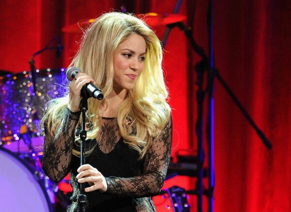 shakira-performs-at-2014-bmi-pop-awards_1.jpg