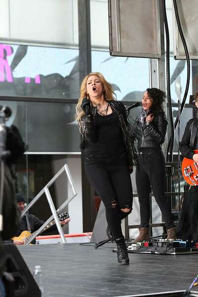 Shakira_-Performs-Live-at-Today-Show--14.jpg