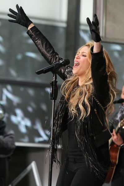 shakira-performing-on-nbc-s-today-at-rockefeller-plaza-in-new-york-city_10.jpg