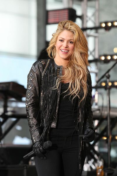 shakira-performing-on-nbc-s-today-at-rockefeller-plaza-in-new-york-city_15.jpg