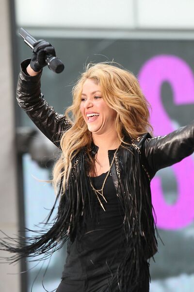 shakira-performing-on-nbc-s-today-at-rockefeller-plaza-in-new-york-city_16.jpg