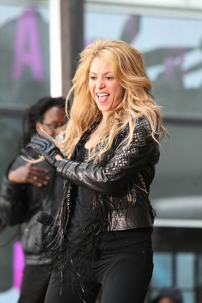 shakira-performing-on-nbc-s-today-at-rockefeller-plaza-in-new-york-city_17.jpg