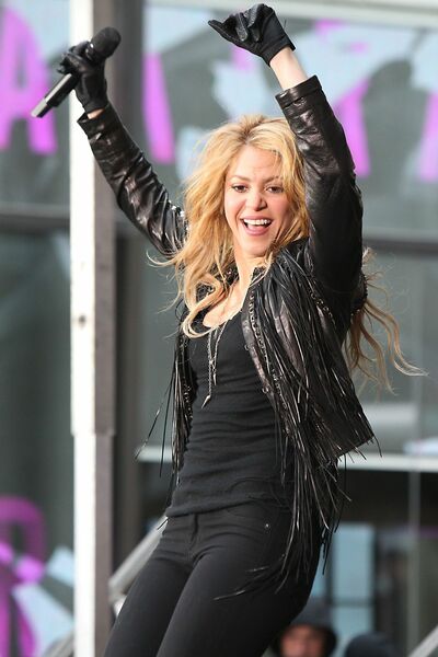 shakira-performing-on-nbc-s-today-at-rockefeller-plaza-in-new-york-city_18.jpg