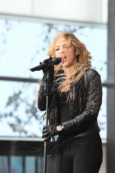 shakira-performing-on-nbc-s-today-at-rockefeller-plaza-in-new-york-city_21.jpg