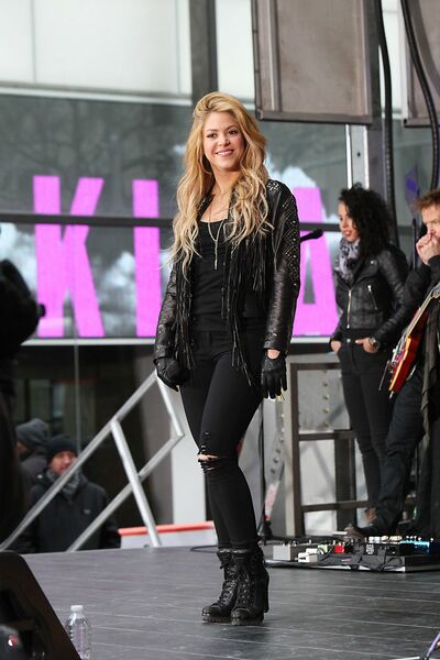 shakira-performing-on-nbc-s-today-at-rockefeller-plaza-in-new-york-city_24.jpg