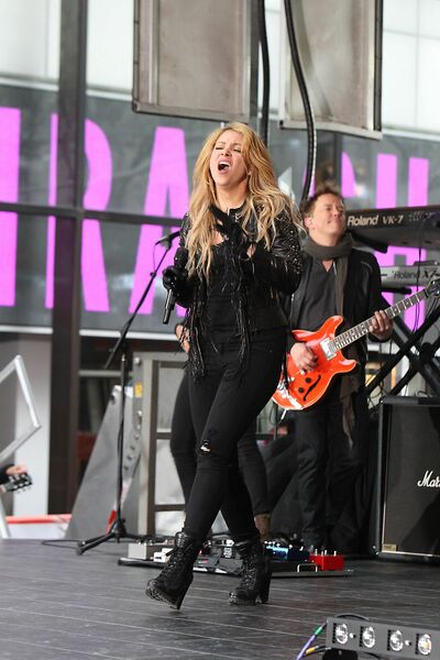 shakira-performing-on-nbc-s-today-at-rockefeller-plaza-in-new-york-city_25.jpg