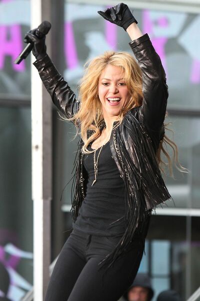 shakira-performing-on-nbc-s-today-at-rockefeller-plaza-in-new-york-city_4.jpg