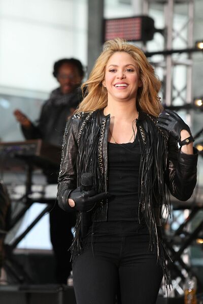 shakira-performing-on-nbc-s-today-at-rockefeller-plaza-in-new-york-city_6.jpg