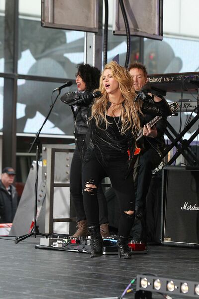 shakira-performing-on-nbc-s-today-at-rockefeller-plaza-in-new-york-city_9.jpg