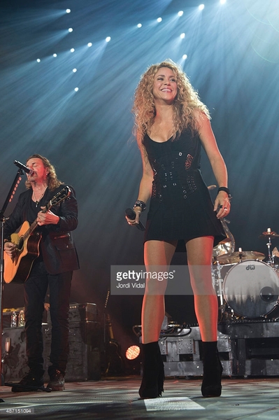 487151094-fher-olvera-of-mana-and-shakira-perform-on-gettyimages.jpg