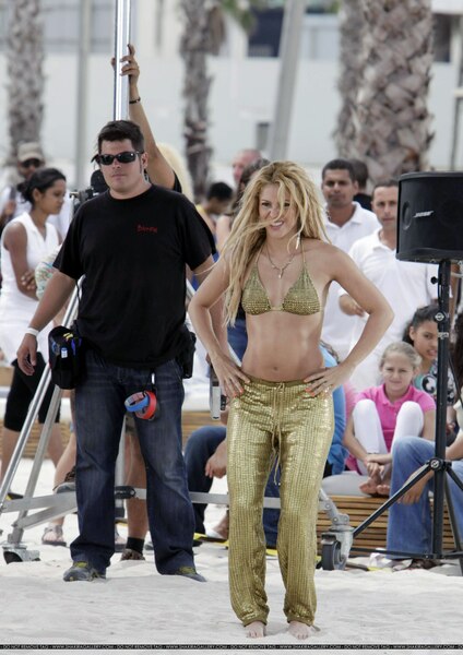 100819P2_SHAKIRA_B-GR_05.jpg